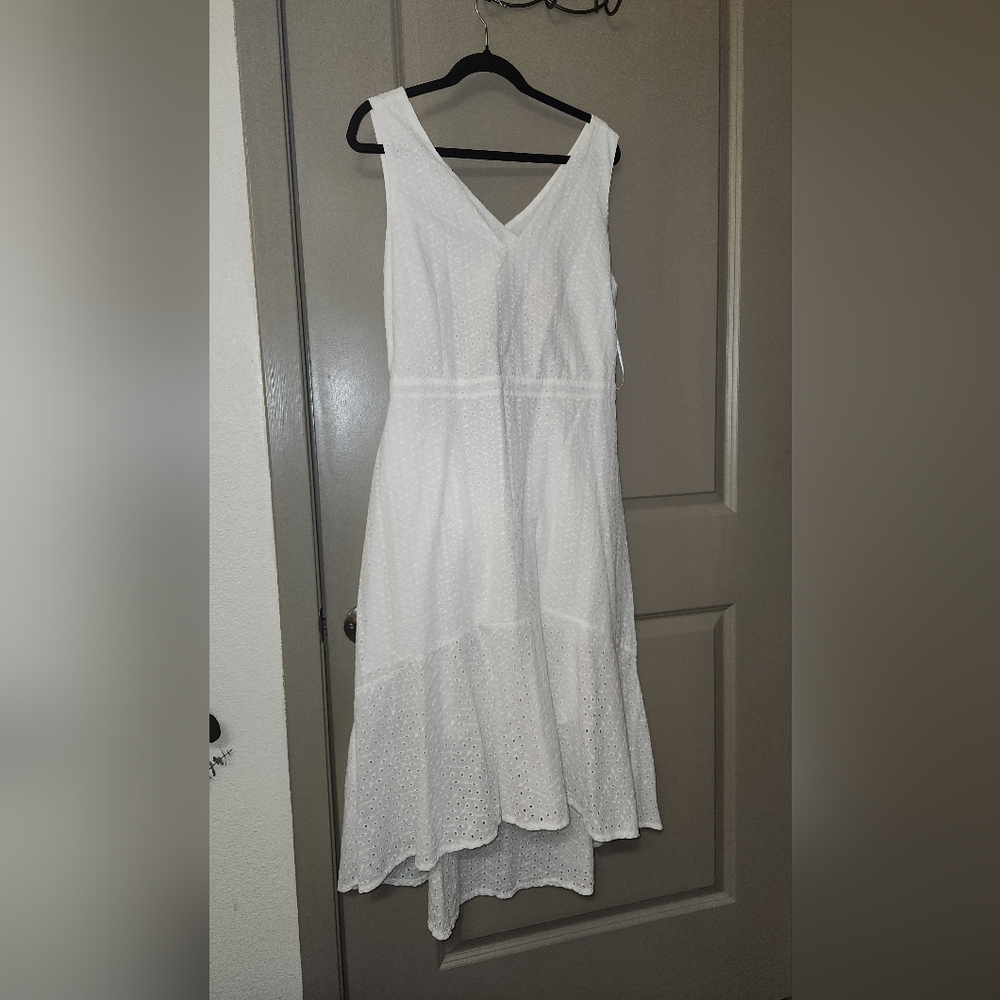 Elegant White Sleeveless Dress